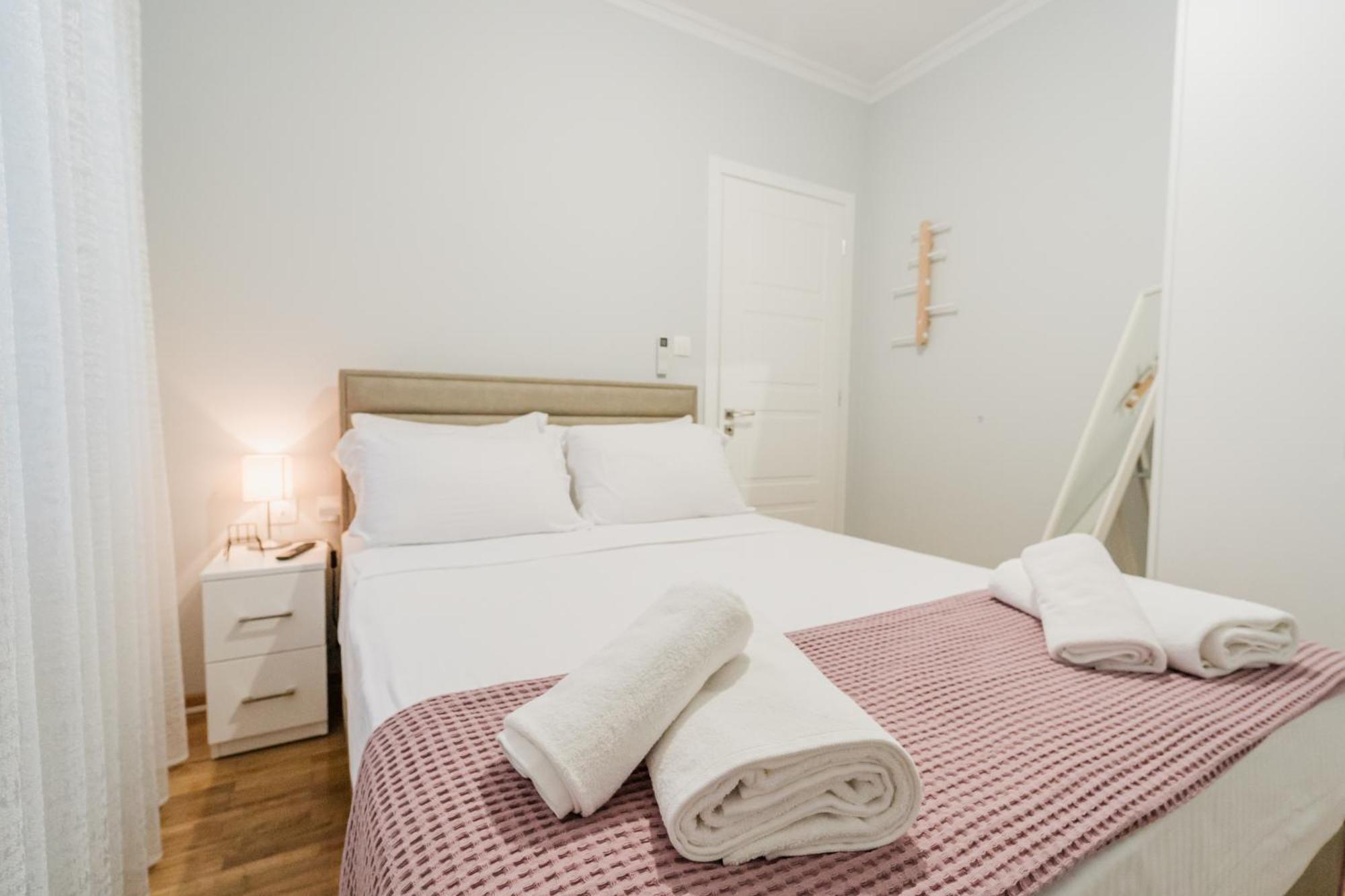 The Little Pigeon - Pink Apartment Ioannina Exterior foto